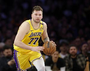 长留LA！077上赛季在独行侠场均28.1+8.3+7.8 在湖人28.2+8.1+7.5