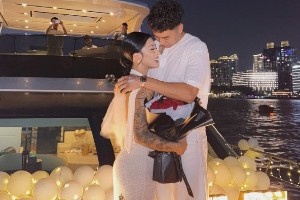 李添荣女友晒被求婚的现场照：爱的故事 ​​​