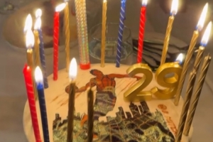 祝我生日快乐！米切尔晒自己蜘蛛侠造型的生日蛋糕