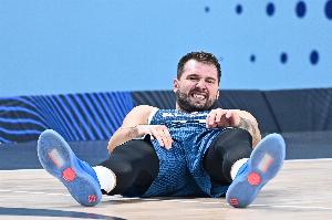 消息人士：东契奇首节返回更衣室 是去活动自己的四头肌