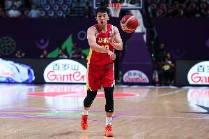 雷蒙：亚洲杯和俊杰同屋 睡前他想听故事 我跟哄孩子睡觉似的