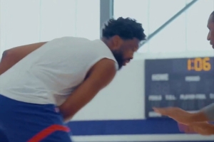 76人官推晒恩比德和乔治训练片段：开工之前的训练