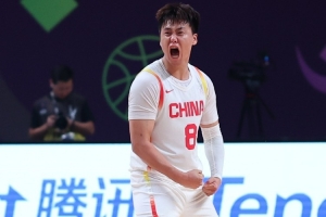 赵睿：打球肯定是要有脾气的 但是国家队队友会提醒我稳住情绪