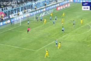 发生什么了？深圳进球后，拜合拉木手指大连英博死忠看台疑似挑衅