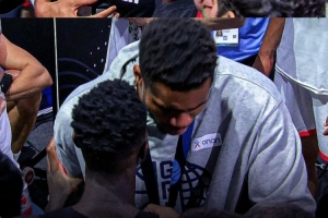 双双入选最佳阵容&皆拿奖牌！字母哥和施罗德拥抱致意