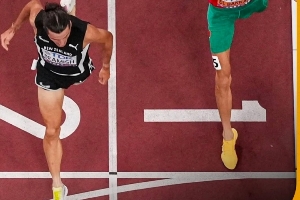 世锦赛0.07秒绝杀3000米障碍奥运冠军惨遭绝杀，失金倒地痛哭