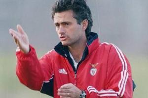 起点本菲卡！2000年37岁穆帅初出茅庐：3年夺欧联4年欧冠5年英超