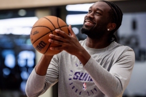 新援中锋到位！太阳官方晒马克-威廉姆斯训练照