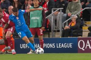 布拉德利拉加兰手臂拽到对手，被裁判出示黄牌