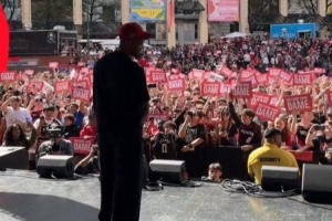 家的感觉！开拓者晒利拉德波特兰参加活动盛况：最甜蜜的重逢