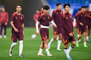 足球报：国足土帅难获男篮郭士强那样的自由度，舆论压力也是难点