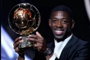 欢迎加入金球先生行列！本泽马晒登贝莱领奖照：太棒了