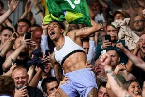 TNT：3年前拉菲尼亚还在为保级庆祝，现在他已是金球奖第5名