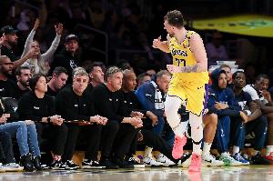 雷迪克：不担心东契奇负担太重 因为每场比赛的情况都不一样