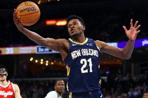 疑似跟腱受伤！米西抢板后痛苦倒地 抱着自己的右腿跟腱部位