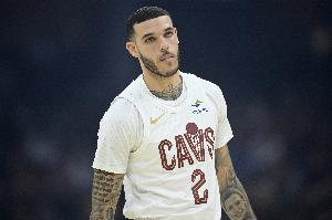 手感确实还不行！大球首节三分4中0没有得分 拿4篮板3助攻