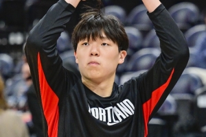 杨瀚森在对位中感受到差距 被对手隔扣 是NBA常规赛的常态