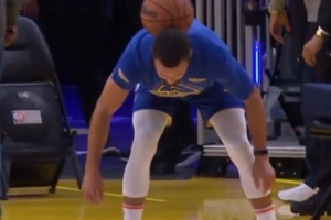 库里大秀足球技巧脖子接球 logo shot稳稳命中