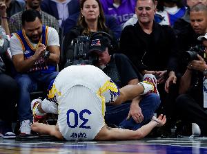 骨子里的浪库里快攻2打1背传砸自己脚直接失误……