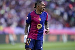 每体：拉菲尼亚现身诺坎普球场施工现场，与家人朋友一起参观