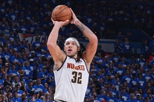 库里谈戈登三分11中10砍50分：他这个休赛期的训练奏效了