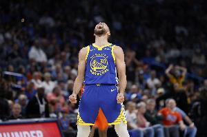 比肩神明！库里下半场28分力抵戈登 连续不讲理关键球砍42+6+7