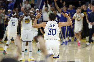 库里：教练常说赢下这一周的比赛 我们每周都赢球就会有好状态