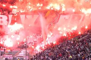 震撼！拜仁远征球迷赛前亮出TIFO，并燃放烟花点燃看台