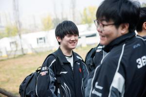 JackeyLove：感谢兄弟们！今天辛苦了！我们一定要努力走到最后！