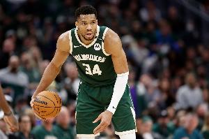 字母哥开季连续两场以60+%命中率砍下30+10+5 历史首人