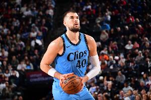 祖巴茨半场出战14分钟 5中3拿到6分3板2助&出现2失误