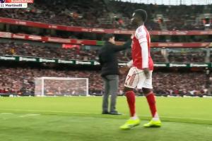 第65分钟，萨卡被换下，马丁内利替补登场