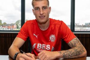 记者：曼联中卫本内特的父亲自杀，俱乐部为球员提供关怀+丧假