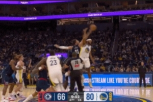 拳怕少壮！大洛和穆迪中圈跳球 后者稳稳跳起获得球权