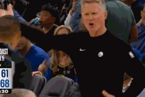 库里转换上篮打停快船 科尔非常不满向裁判示意这球拽手臂了