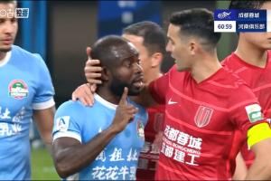 蓉城球迷朝阿奇姆彭学猴子叫+骂黑鬼+竖中指，导致比赛一度中断