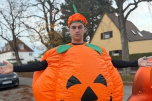 基米希晒万圣节鬼怪南瓜装扮：各位今日也都盛装打扮了吗？