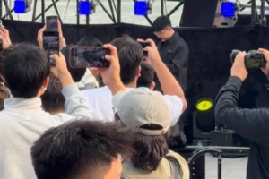 媒体人分享Uzi线下观赛现场：直接被粉丝包围了，全场齐呼Uzi！