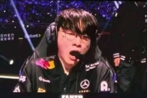 给李哥都抽困了？Faker比赛期间对着镜头打哈欠