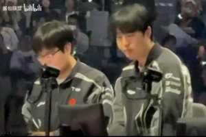 S15半决赛TES落败现场：Hang拍了拍Kanavi的肩膀表示安慰