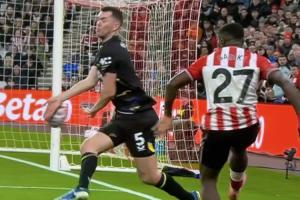 手臂展开不是点球？英超官方：VAR检查认为基恩手臂处于合理位置