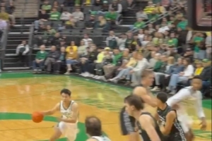 NCAA生涯首次助攻！林葳妙传队友吃饼 球迷高喊“Let’s go Wei”