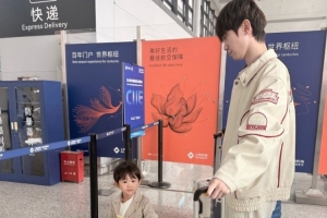 糖小幽晒与Doinb带娃照：在成都咯