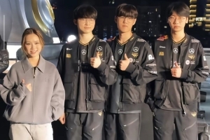 邓紫棋与T1全队合影，紧挨Faker占据C位，表示很开心来唱主题曲