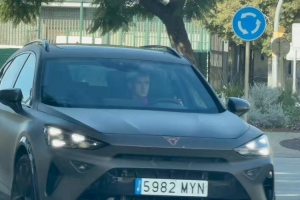 每体：什琴斯尼、佩德里等球员来到巴萨基地，参加今日训练