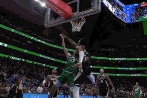 少年腰挺好！弗拉格转身过人 空中对抗字母哥上篮打进反超