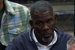 眼中无神！独行侠名宿&临时管理层迈克尔·芬利 来到现场看球