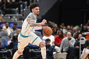 看着都疼！三球贴防奎克利被肘出鼻血 下场简单处理