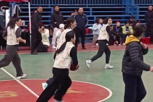 这比赛是不是运球就是违例？