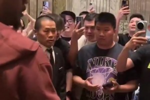 人气还是相当可以啊！安东尼中国行，粉丝围得水泄不通！